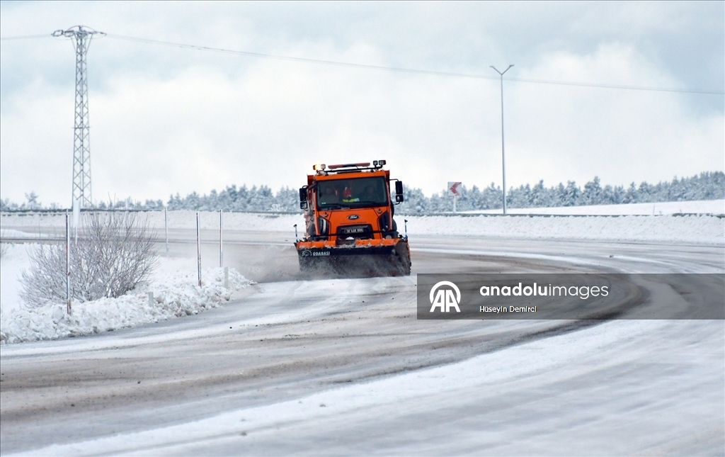 Kars'ın Sarıkamış ilçesinde kar yağışı ve soğuk hava etkili oldu