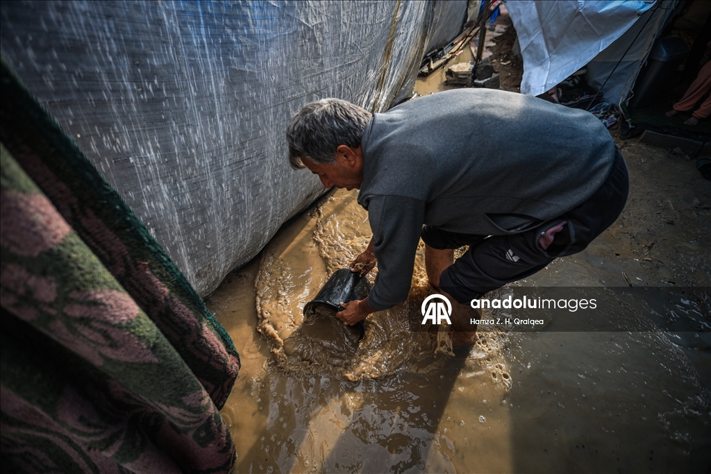 В Газе из-за сильных дождей затопило палатки, в которых проживали люди, чьи дома были разрушены в результате израильских атак