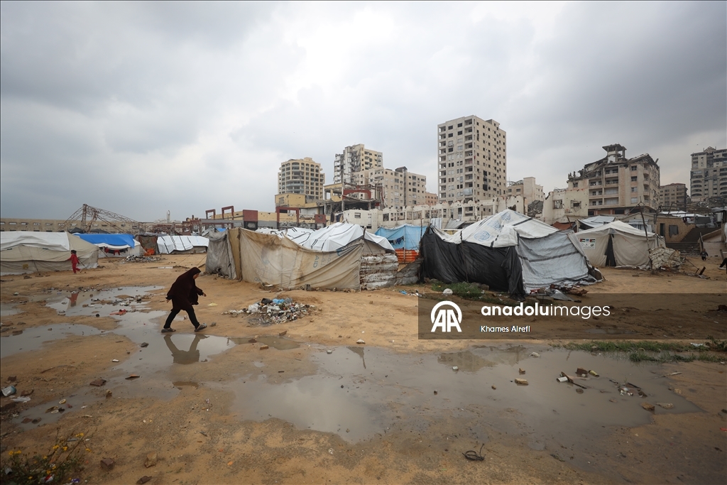 Gazze’de deniz kıyısındaki çadır kamplarını sel vurdu