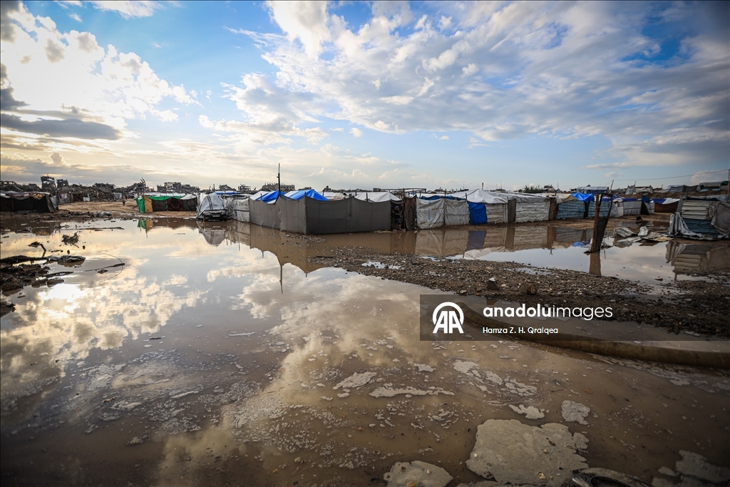 В Газе из-за сильных дождей затопило палатки, в которых проживали люди, чьи дома были разрушены в результате израильских атак