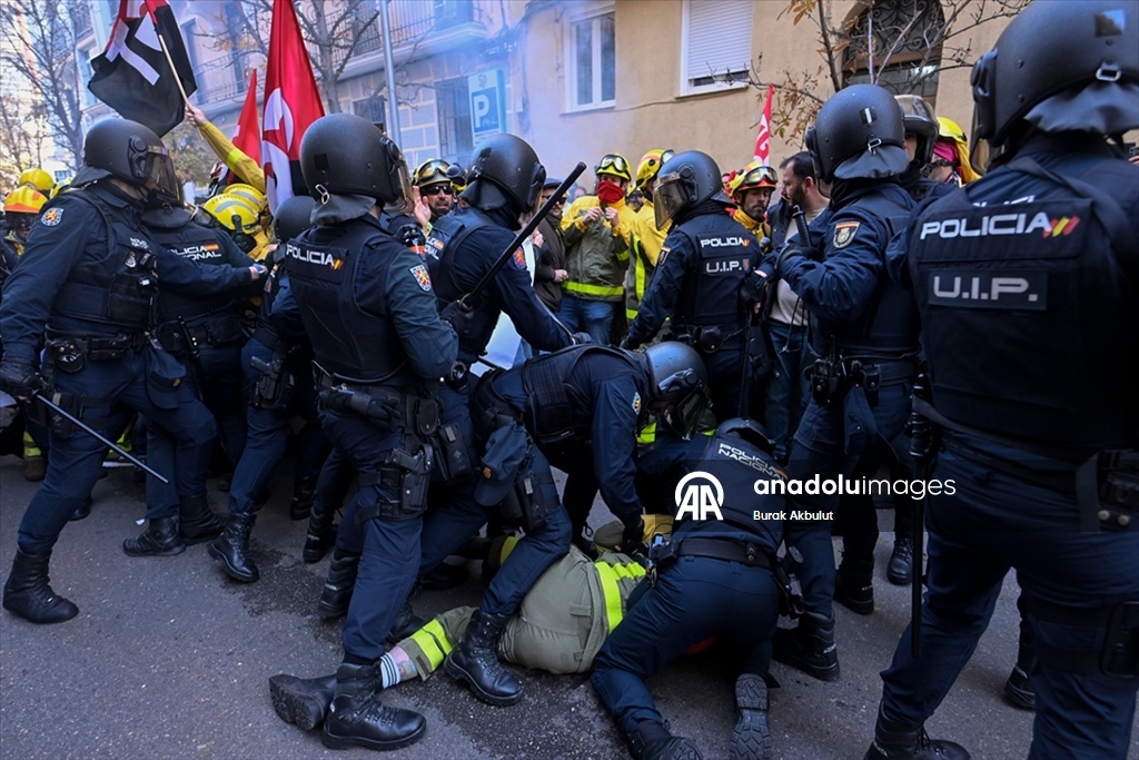 Madrid'de orman itfaiyecilerinin gösterisine polis müdahale etti