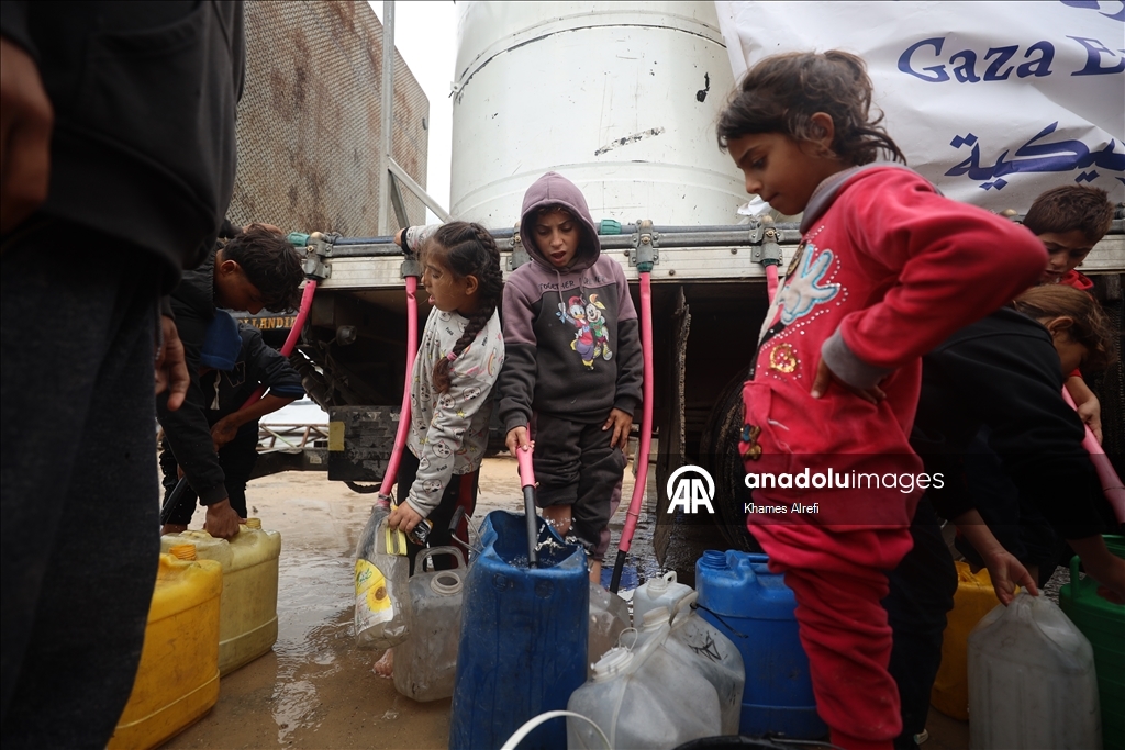 Gazze’de sahil kesimindeki çadır kamplarında içme suyu krizi derinleşiyor