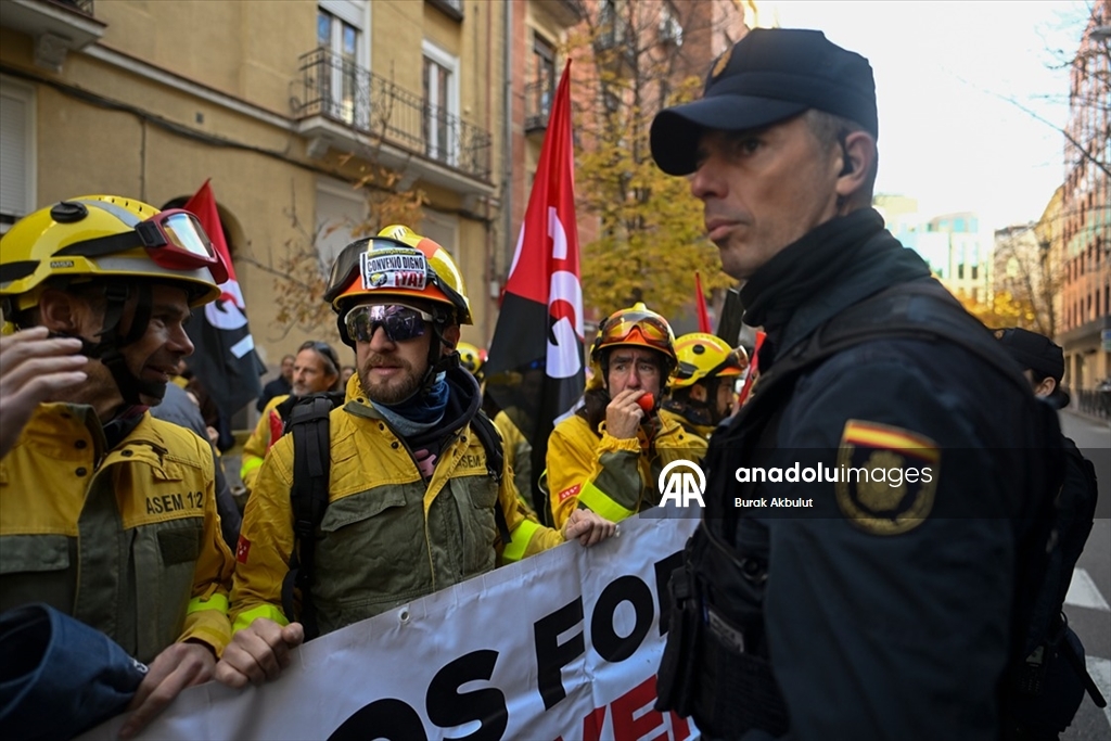 Madrid'de orman itfaiyecilerinin gösterisine polis müdahale etti