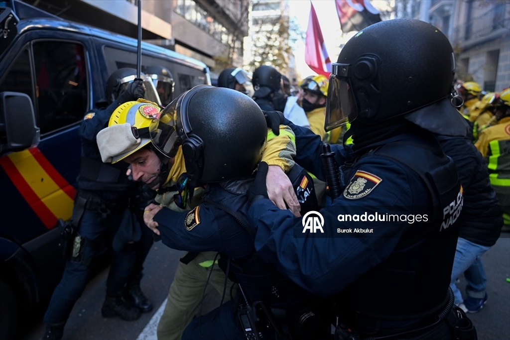 Madrid'de orman itfaiyecilerinin gösterisine polis müdahale etti