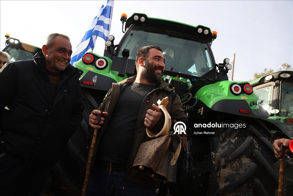 В Греции фермеры перекрыли порт Волос