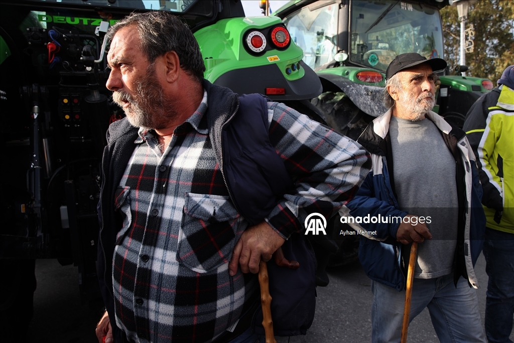 В Греции фермеры перекрыли порт Волос