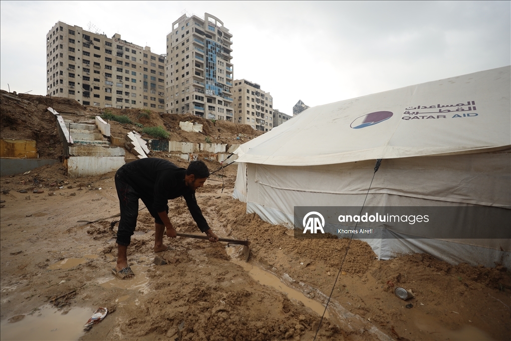 Gazze’de deniz kıyısındaki çadır kamplarını sel vurdu
