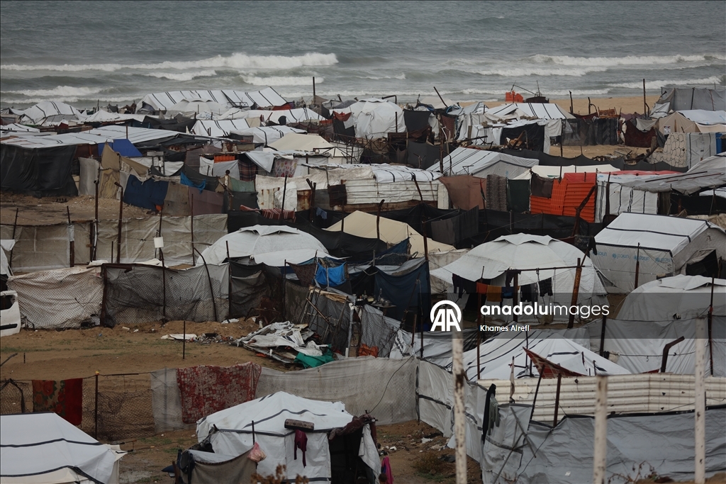Gazze’de deniz kıyısındaki çadır kamplarını sel vurdu
