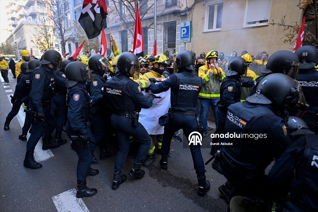 Madrid'de orman itfaiyecilerinin gösterisine polis müdahale etti