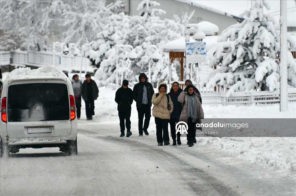 Kars'ın Sarıkamış ilçesinde kar yağışı ve soğuk hava etkili oldu