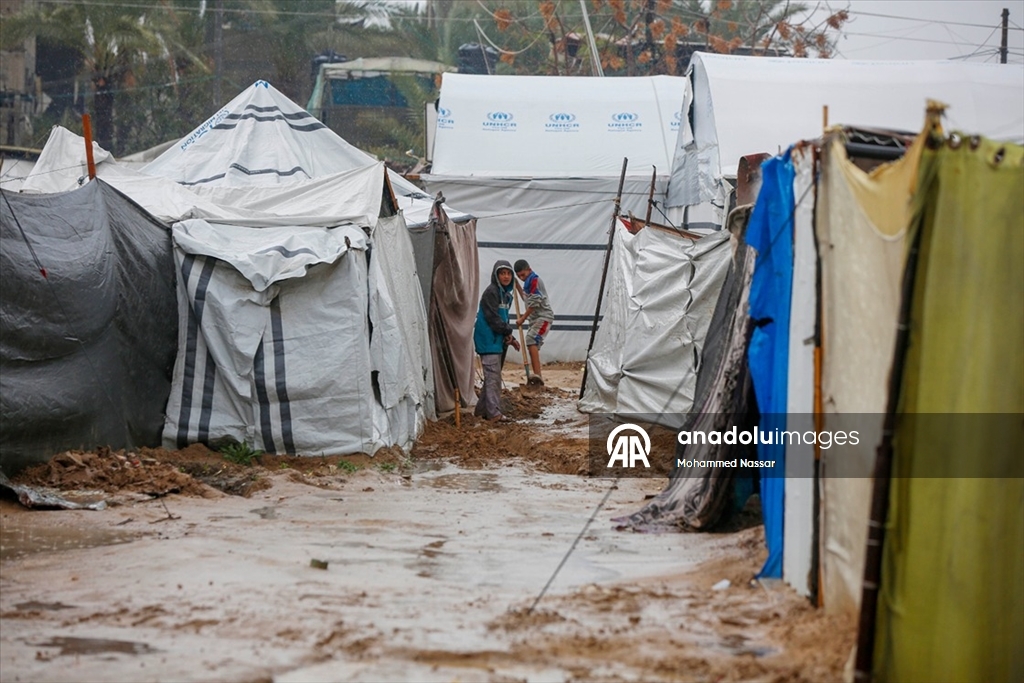 Gazze'de yüzlerce çadır yoğun yağış nedeniyle sular altında kaldı