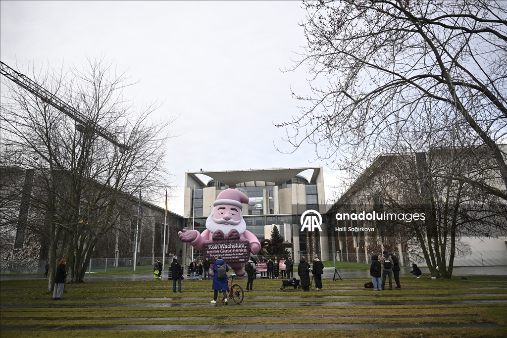 В Берлине прошла акция протеста против экономического роста с участием макета Санта-Клауса