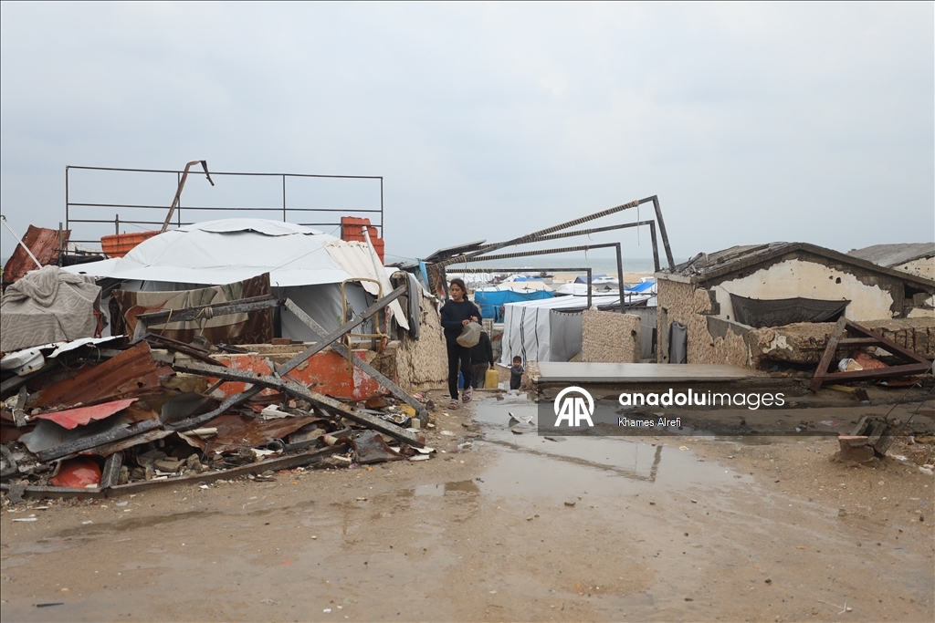 Gazze’de sahil kesimindeki çadır kamplarında içme suyu krizi derinleşiyor