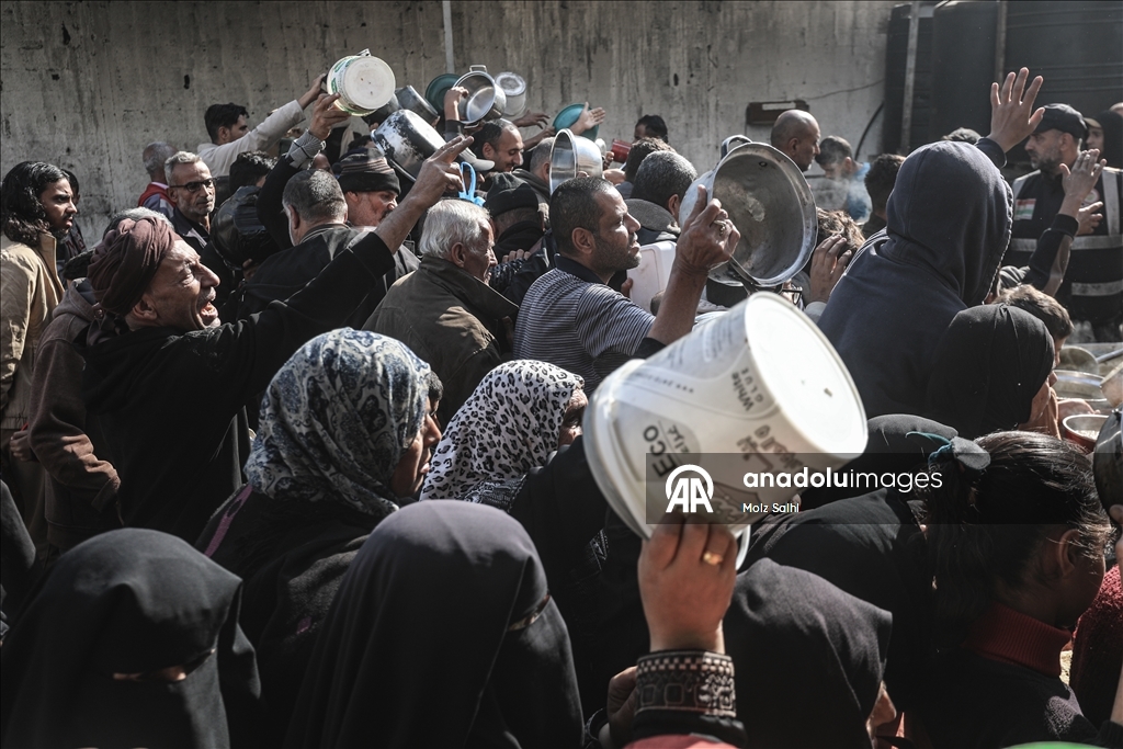 Палестинцам в Газе раздают горячую пищу