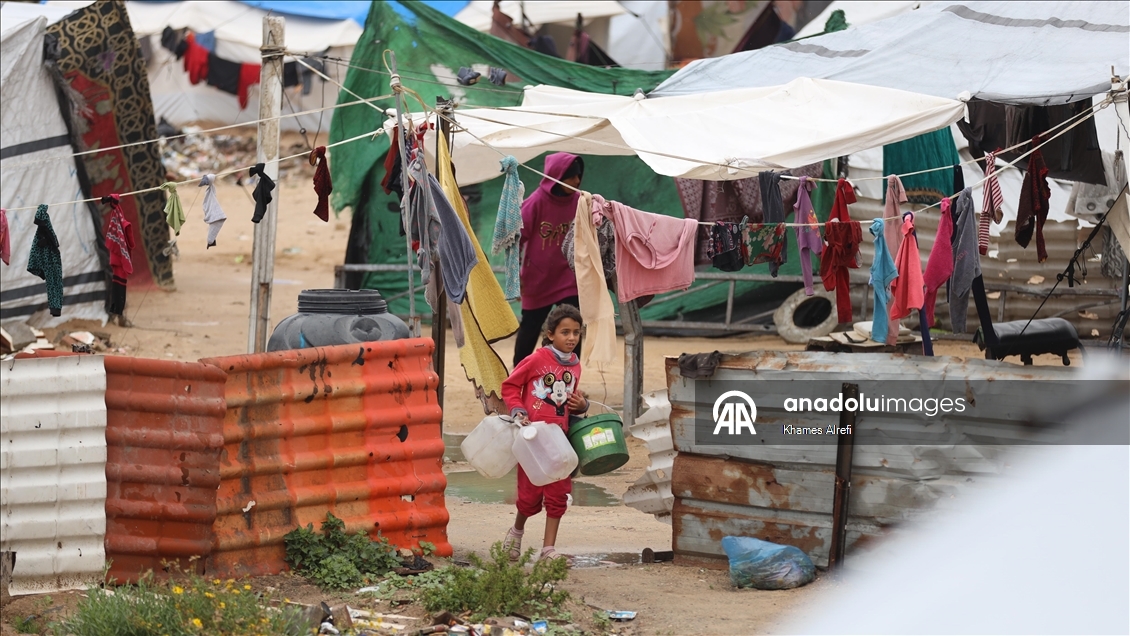 Gazze’de sahil kesimindeki çadır kamplarında içme suyu krizi derinleşiyor