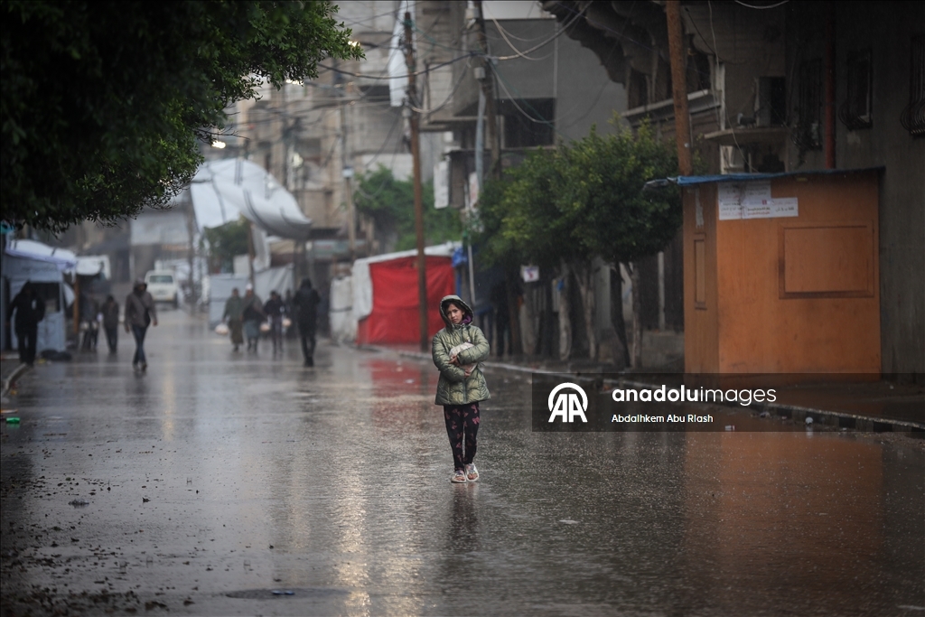 لليوم الثاني.. غرق مئات خيام النازحين بغزة إثر أمطار غزيرة