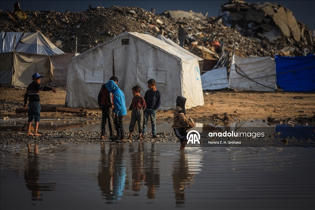 В Газе из-за сильных дождей затопило палатки, в которых проживали люди, чьи дома были разрушены в результате израильских атак