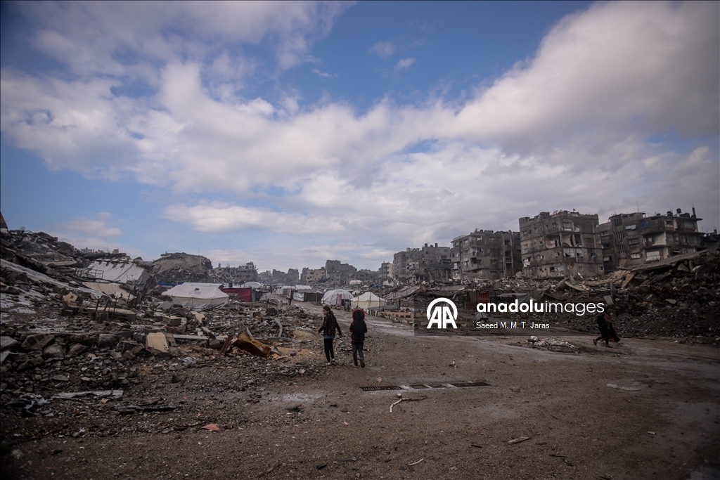 Перемещенные палестинцы в Газе выживают в тяжелых погодных условиях