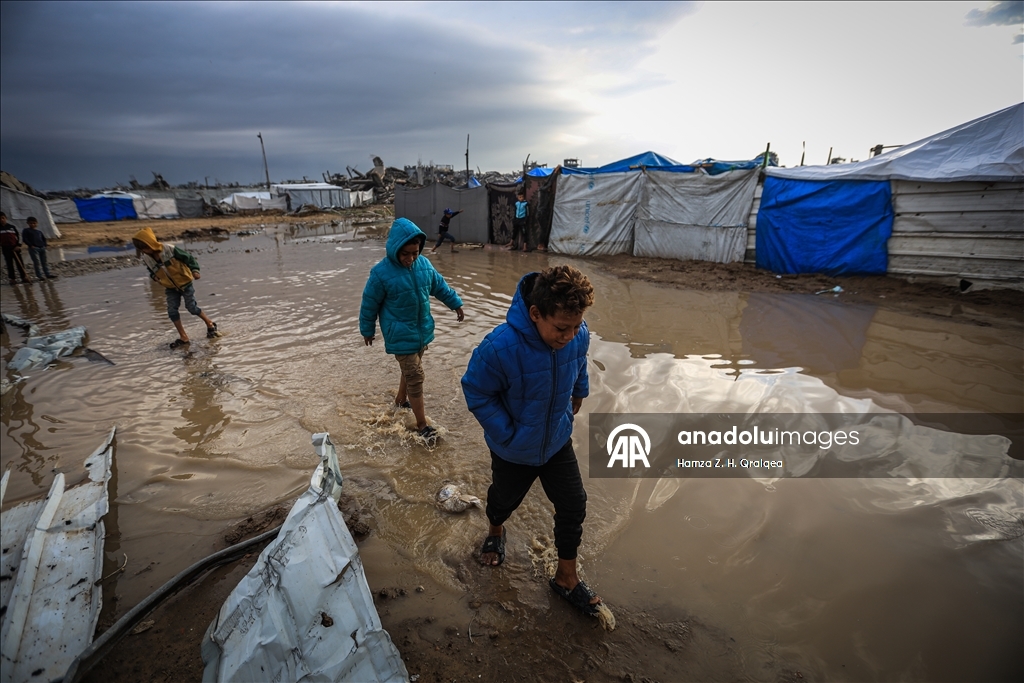 В Газе из-за сильных дождей затопило палатки, в которых проживали люди, чьи дома были разрушены в результате израильских атак