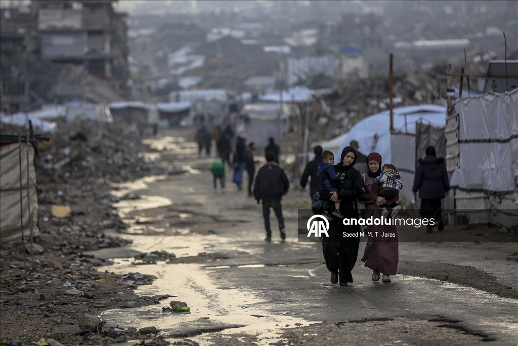 Перемещенные палестинцы в Газе выживают в тяжелых погодных условиях