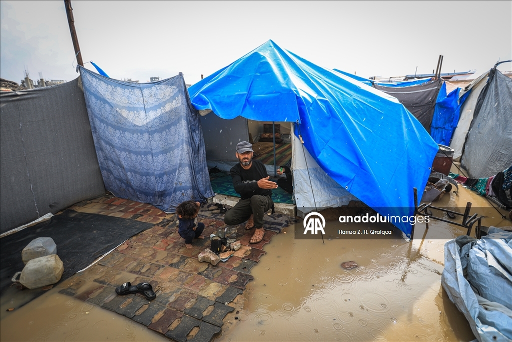 В Газе из-за сильных дождей затопило палатки, в которых проживали люди, чьи дома были разрушены в результате израильских атак