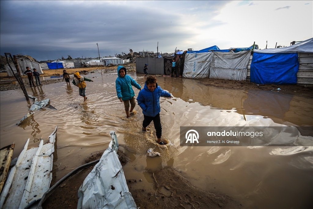 В Газе из-за сильных дождей затопило палатки, в которых проживали люди, чьи дома были разрушены в результате израильских атак