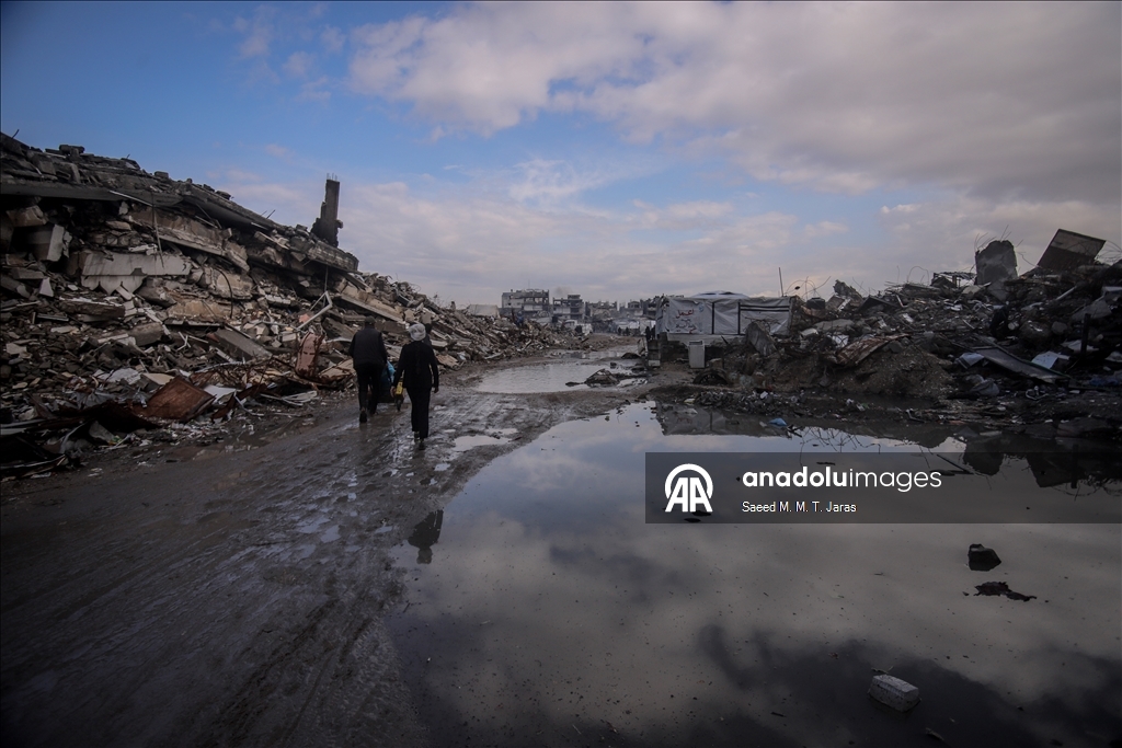 Перемещенные палестинцы в Газе выживают в тяжелых погодных условиях