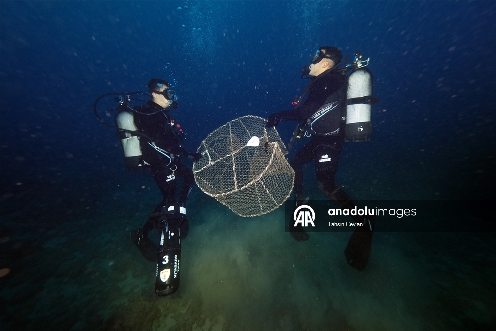 Doğu Akdeniz’de yasaklı av sepetleri denetimlerde tespit edilerek sudan çıkarıldı