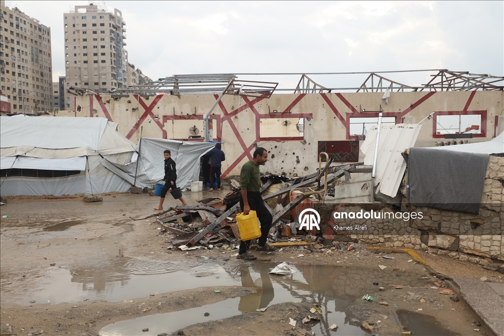 Gazze’de sahil kesimindeki çadır kamplarında içme suyu krizi derinleşiyor