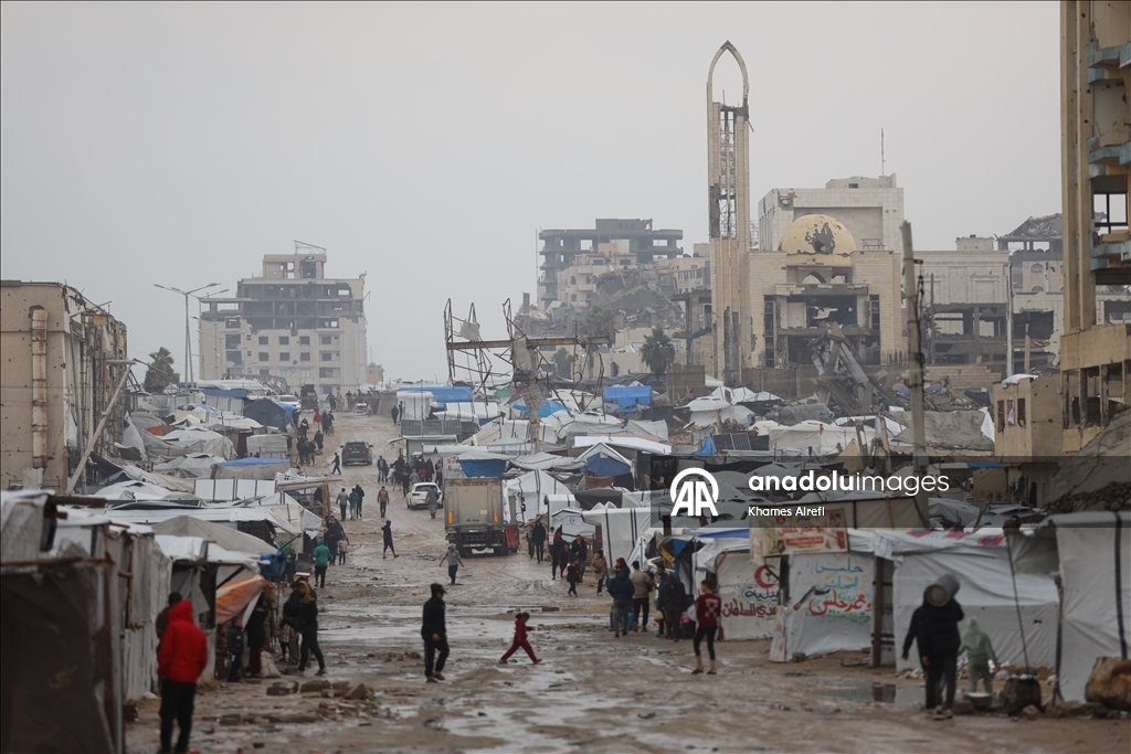 Gazze’de deniz kıyısındaki çadır kamplarını sel vurdu