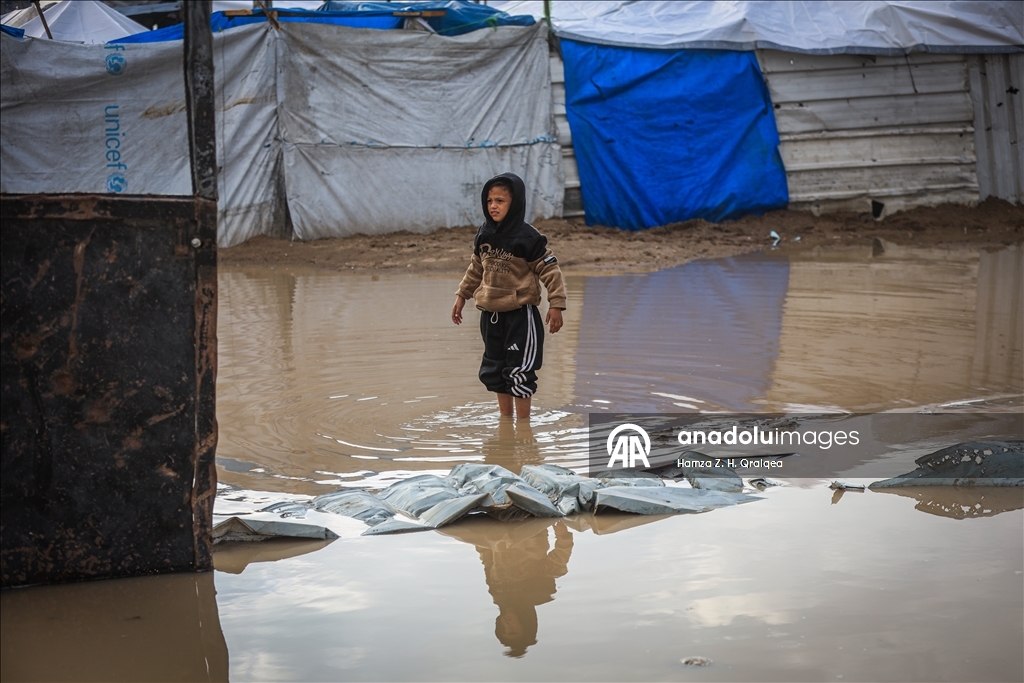 В Газе из-за сильных дождей затопило палатки, в которых проживали люди, чьи дома были разрушены в результате израильских атак