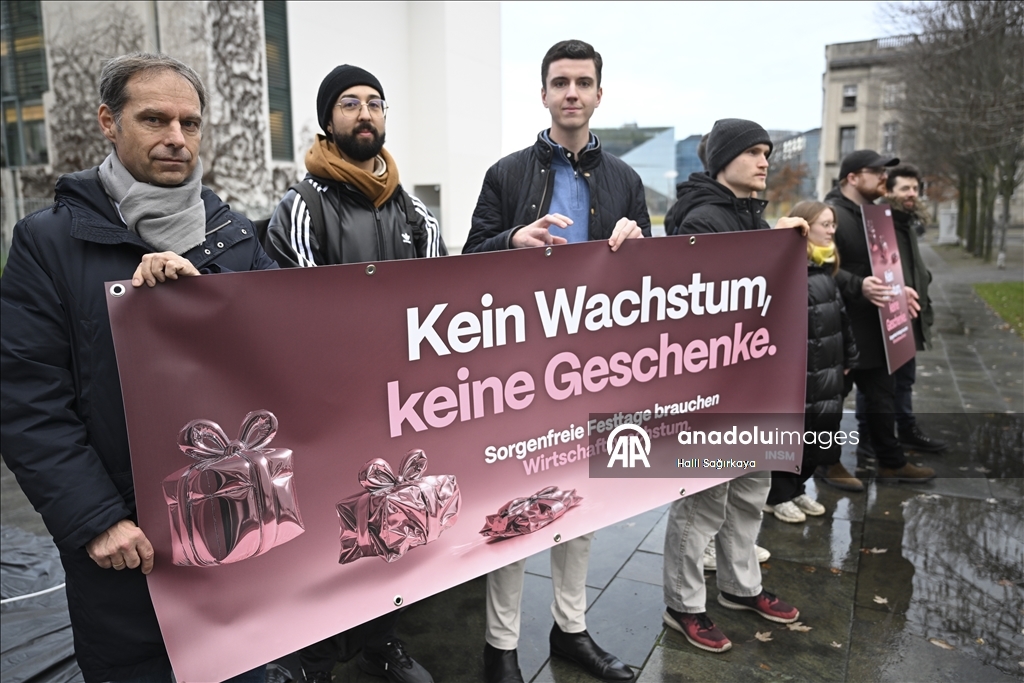 В Берлине прошла акция протеста против экономического роста с участием макета Санта-Клауса
