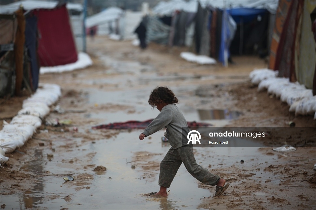 Gazze'de yüzlerce çadır yoğun yağış nedeniyle sular altında kaldı