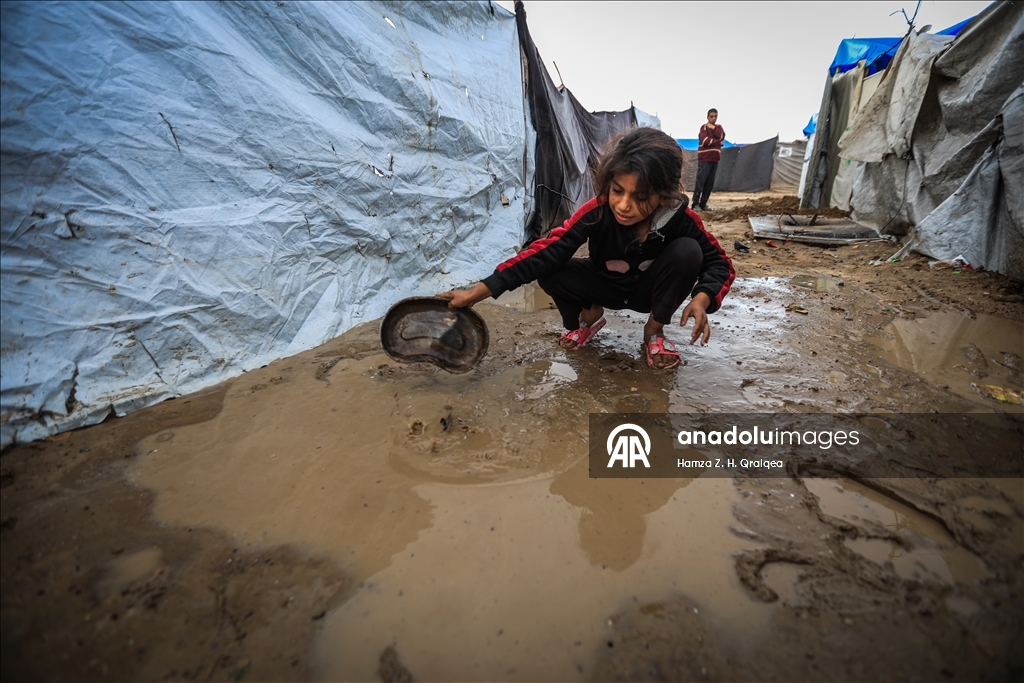 В Газе из-за сильных дождей затопило палатки, в которых проживали люди, чьи дома были разрушены в результате израильских атак