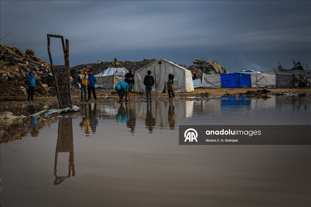 В Газе из-за сильных дождей затопило палатки, в которых проживали люди, чьи дома были разрушены в результате израильских атак