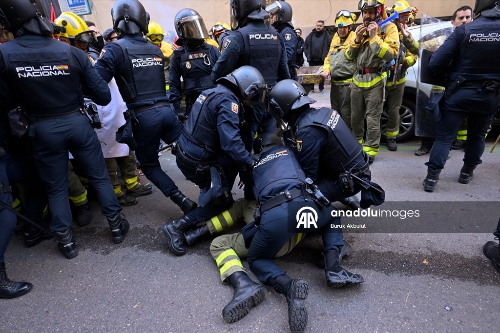 Madrid'de orman itfaiyecilerinin gösterisine polis müdahale etti