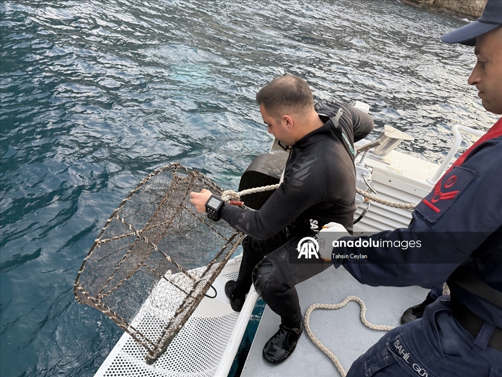 Doğu Akdeniz’de yasaklı av sepetleri denetimlerde tespit edilerek sudan çıkarıldı