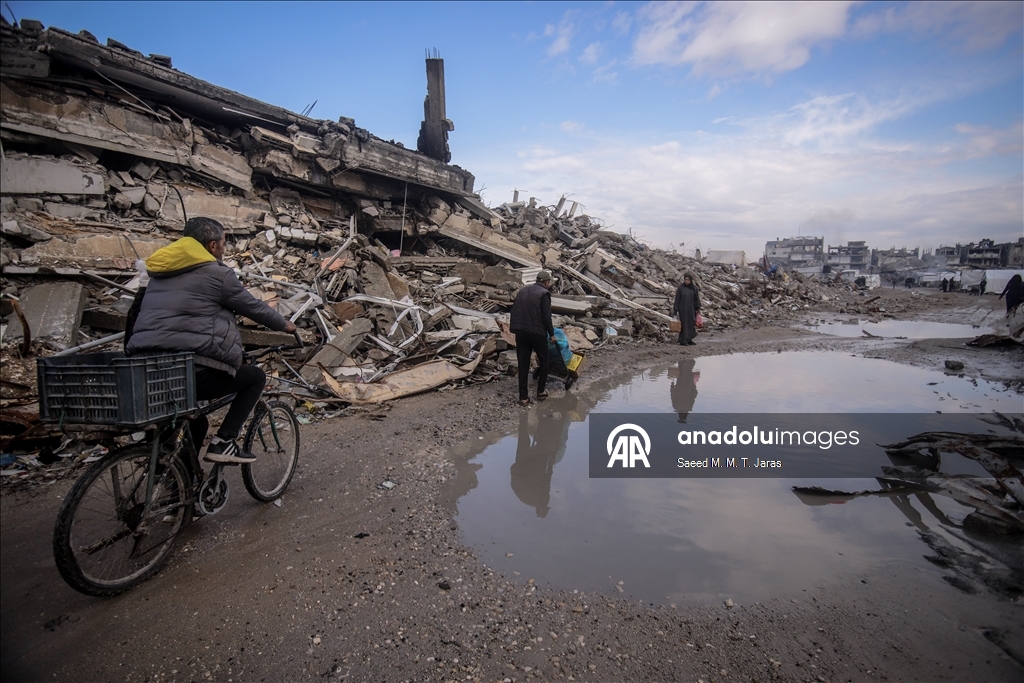 Перемещенные палестинцы в Газе выживают в тяжелых погодных условиях