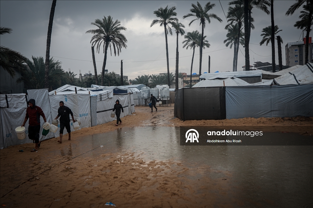 لليوم الثاني.. غرق مئات خيام النازحين بغزة إثر أمطار غزيرة