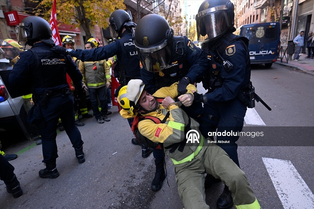 Madrid'de orman itfaiyecilerinin gösterisine polis müdahale etti