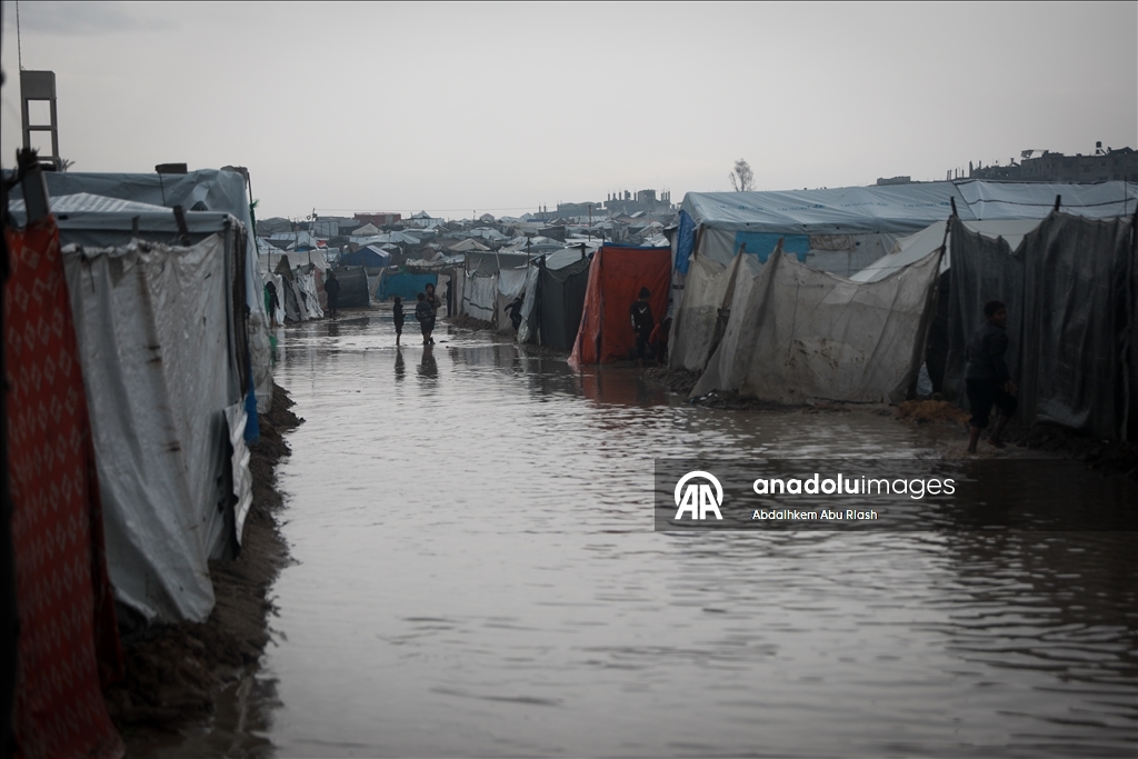 لليوم الثاني.. غرق مئات خيام النازحين بغزة إثر أمطار غزيرة