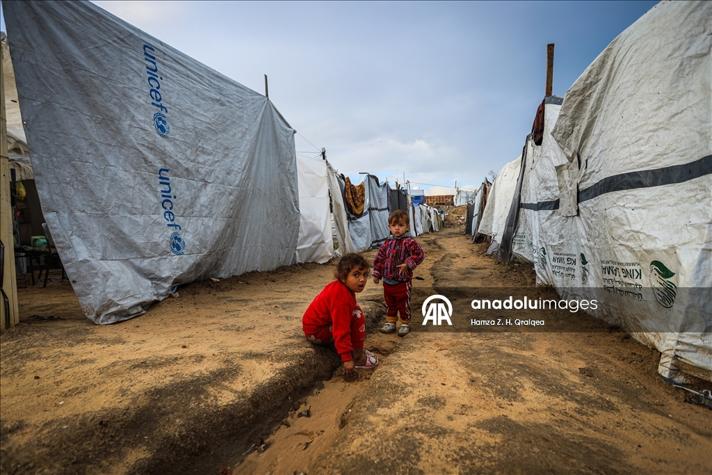 В Газе из-за сильных дождей затопило палатки, в которых проживали люди, чьи дома были разрушены в результате израильских атак