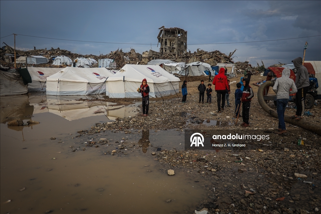 В Газе из-за сильных дождей затопило палатки, в которых проживали люди, чьи дома были разрушены в результате израильских атак