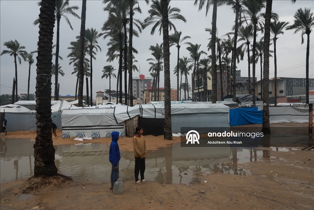 لليوم الثاني.. غرق مئات خيام النازحين بغزة إثر أمطار غزيرة