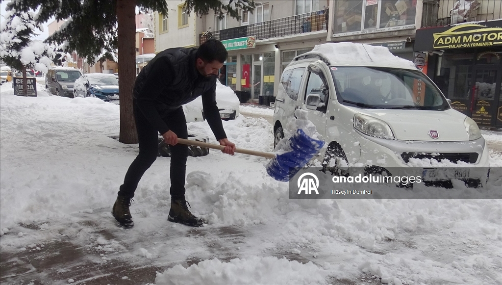 Kars'ın Sarıkamış ilçesinde kar yağışı ve soğuk hava etkili oldu