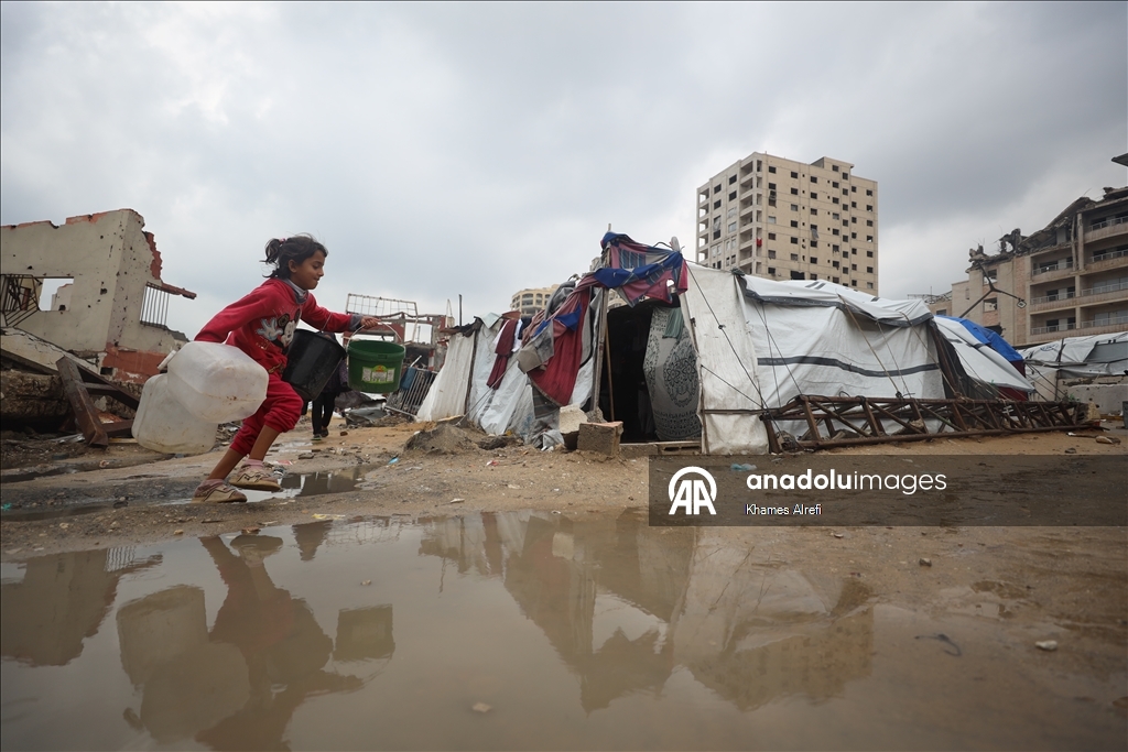 Gazze’de sahil kesimindeki çadır kamplarında içme suyu krizi derinleşiyor
