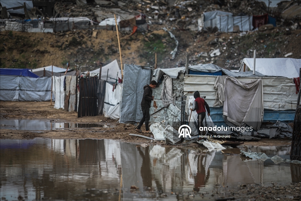 В Газе из-за сильных дождей затопило палатки, в которых проживали люди, чьи дома были разрушены в результате израильских атак
