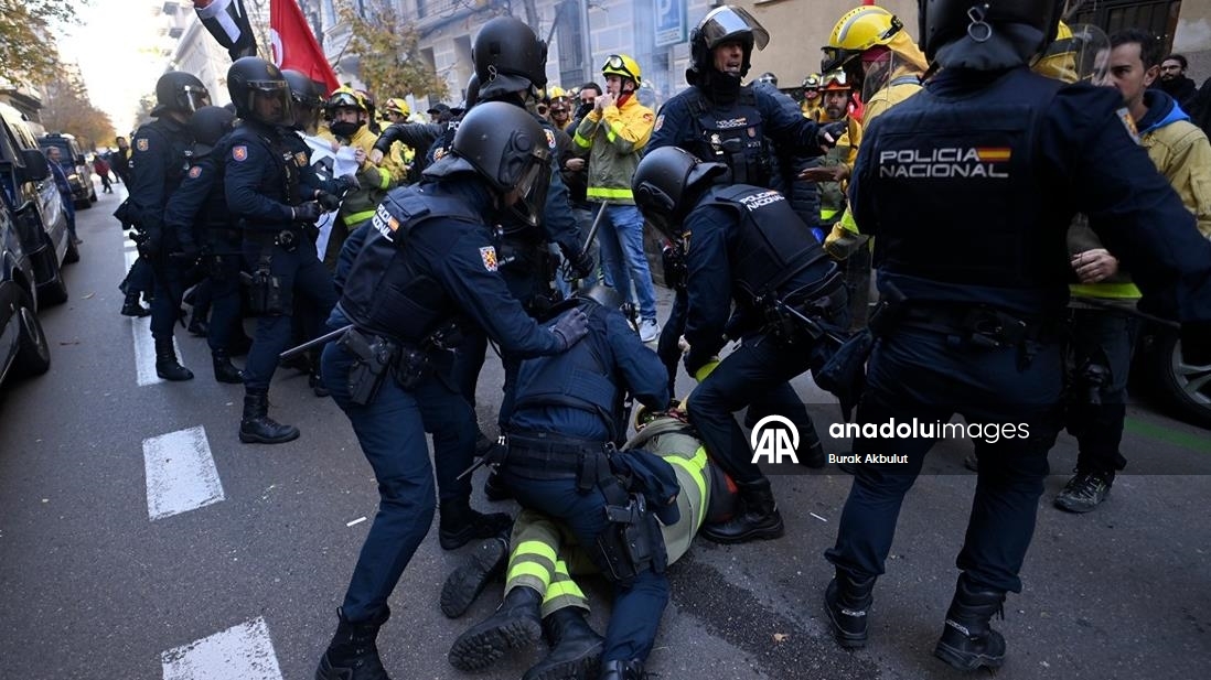 Madrid'de orman itfaiyecilerinin gösterisine polis müdahale etti