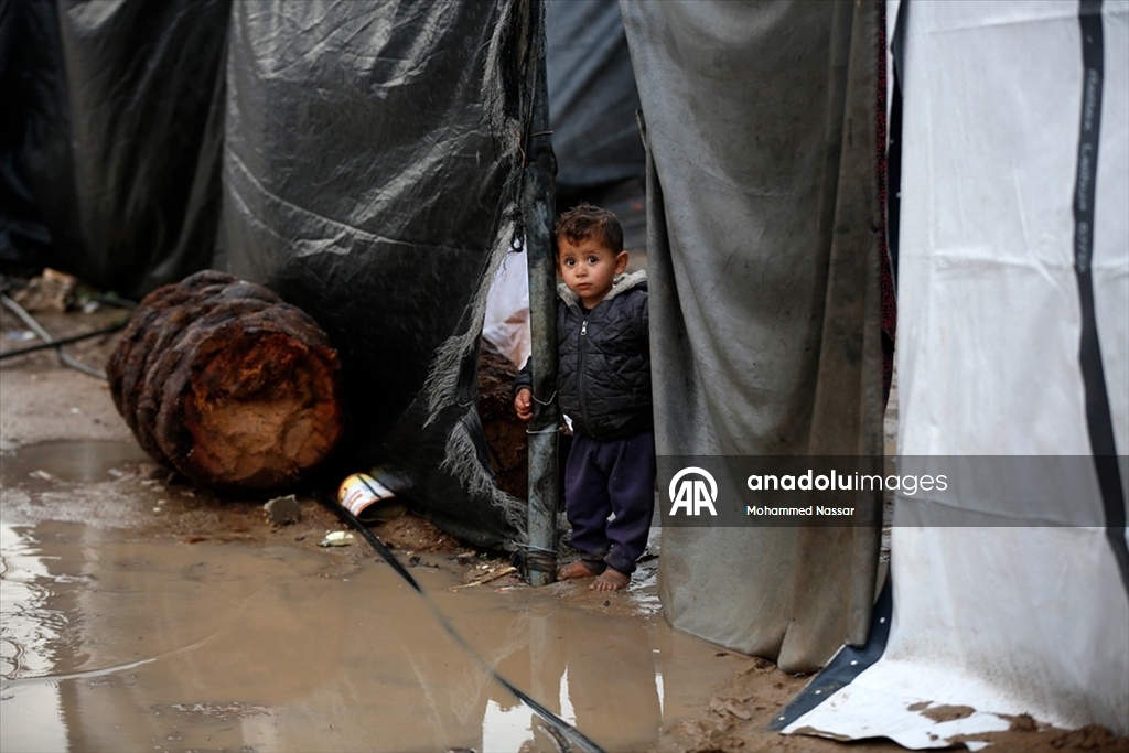 Gazze'de yüzlerce çadır yoğun yağış nedeniyle sular altında kaldı