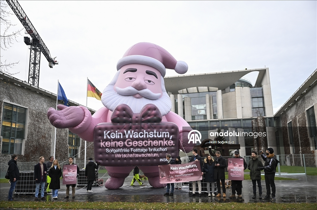В Берлине прошла акция протеста против экономического роста с участием макета Санта-Клауса